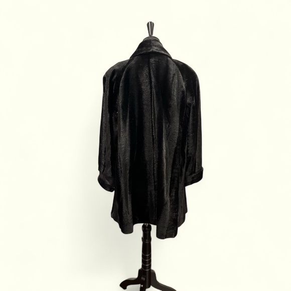 Elegant Black Teddy Jacket - Picture 2 of 9